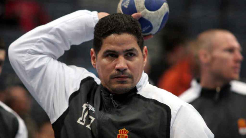 Rolando Uríos sujetando un balón