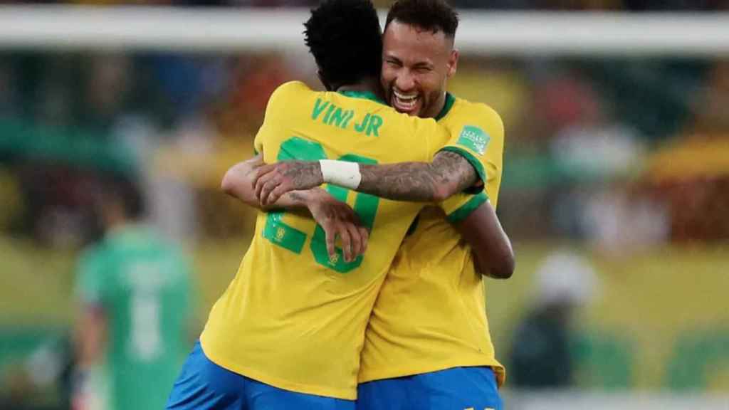 Neymar y Vinicius celebrando un gol con Brasil