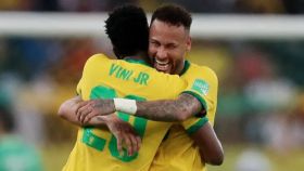 Neymar y Vinicius celebrando un gol con Brasil