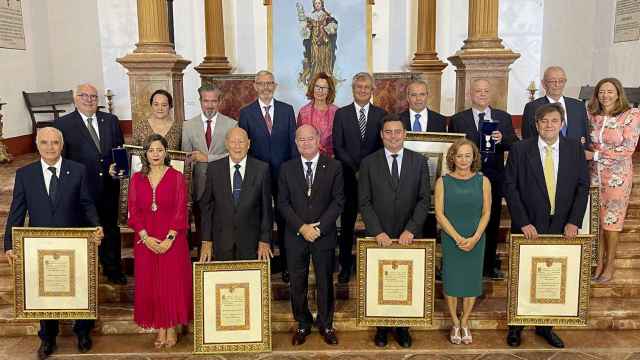 Los homenajeados junto al alcalde de Antequera.