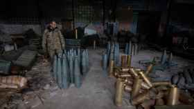 Un soldado ucraniano observa un almacén abandonado con misiles rusos en Izium.