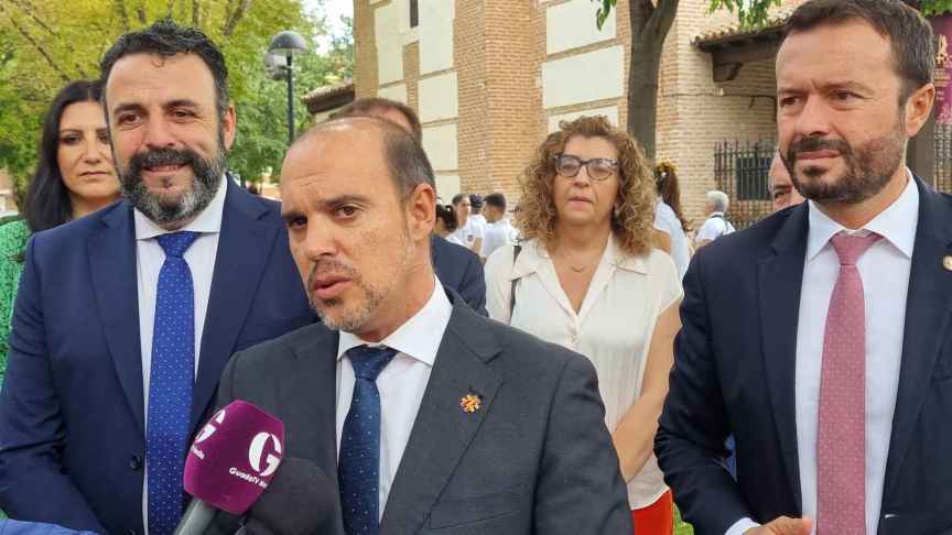 El secretario provincial del PSOE de Guadalajara, Pablo Bellido, junto a José Luis Escudero y José Luis Blanco, entre otras personas