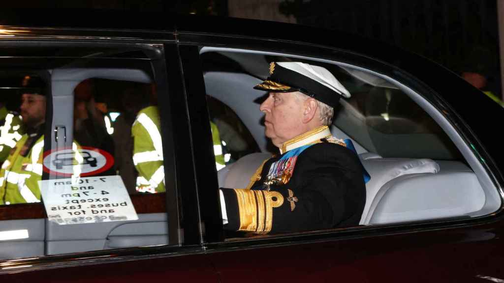 Príncipe Andrés acudiendo al velatorio de Isabel II.