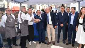 El consejero de la Presidencia, Jesús Julio Carnero, ha visitado hoy la decimonovena edición de la Feria Agroalimentaria y Alubiada de La Bañeza