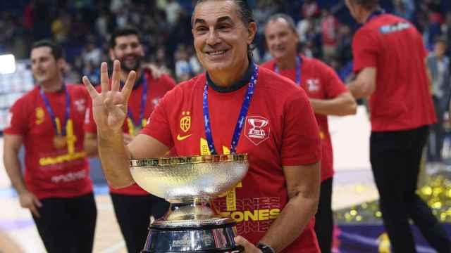Sergio Scariolo celebra el Eurobasket conseguido por España.