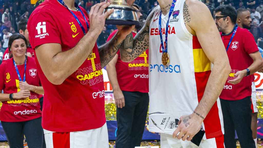 Willy Hernangómez, izquierda, junto a su hermano Juancho, derecha, besando el trofeo del Eurobasket 2022