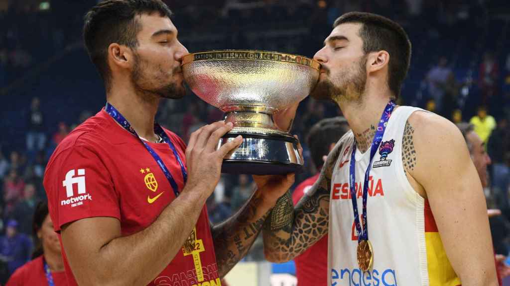 Willy Hernangómez y Juancho Hernangómez con el trofeo del Eurobasket