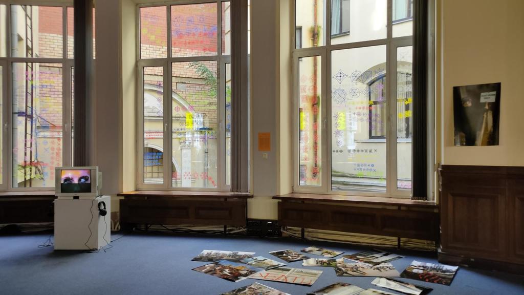 No chão, obras de Hardijs Ledinš e Juris Boiko: 'Dr. Enesers's Binocular Dance Lessons' e 'Farewell to the Empire'.  Nas vitrines, Chrysanthi Koumianaki: 'Abaixo o abstrato.  Viva o efêmero!'