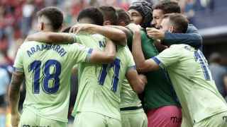 Piña de los jugadores del Getafe para celebrar un gol ante Osasuna en La Liga 2022/2023