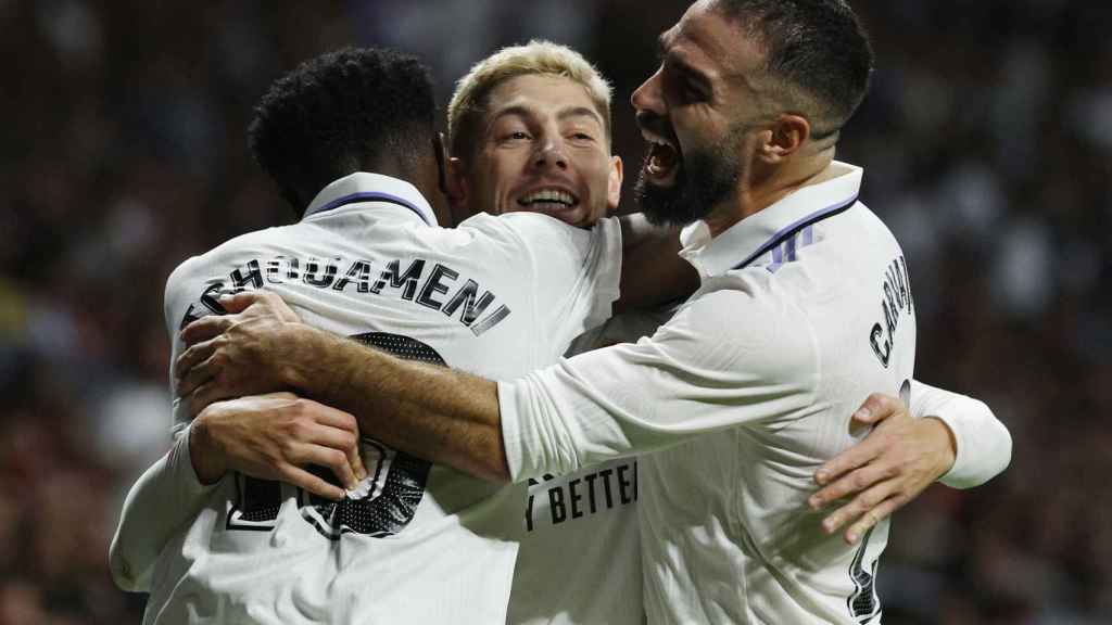 Los jugadores del Real Madrid celebran el gol de Fede Valverde