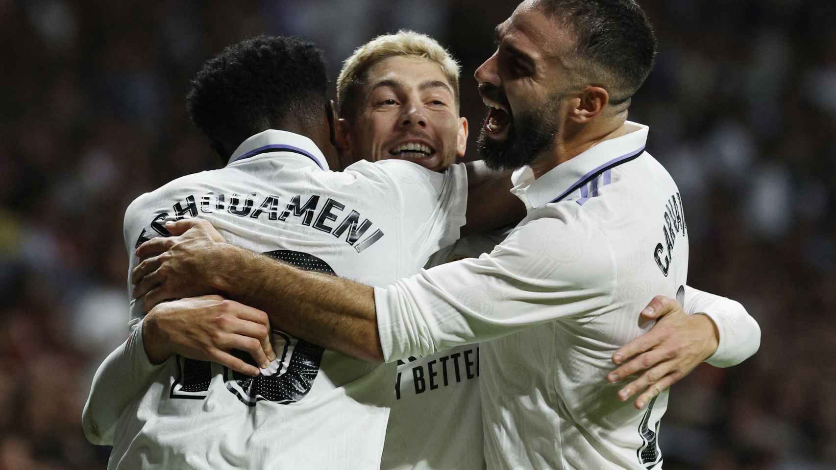 Tchouameni y Carvajal abrazan a Fede Valverde tras su gol al Atlético de Madrid