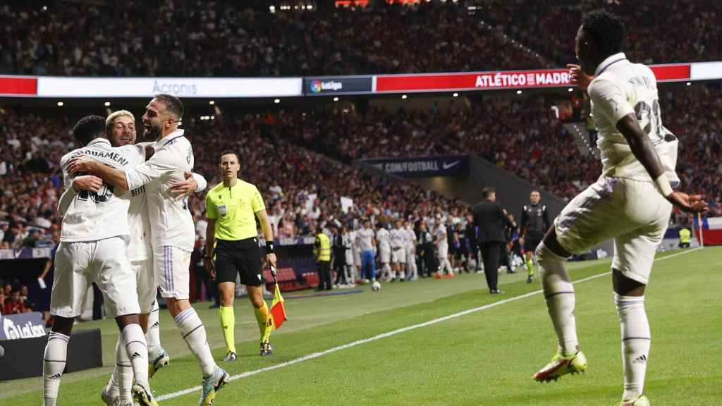El Real Madrid celebra el 0-2 durante el derbi en el Metropolitano