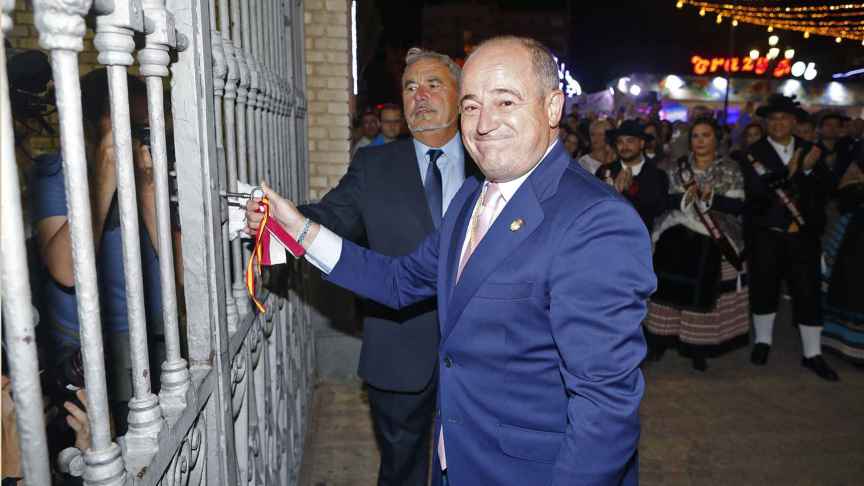 El alcalde de Albacete, Emilio Sáez, cierra la Puerta de Hierros y clausura oficialmente la ‘Feria del Reencuentro’
