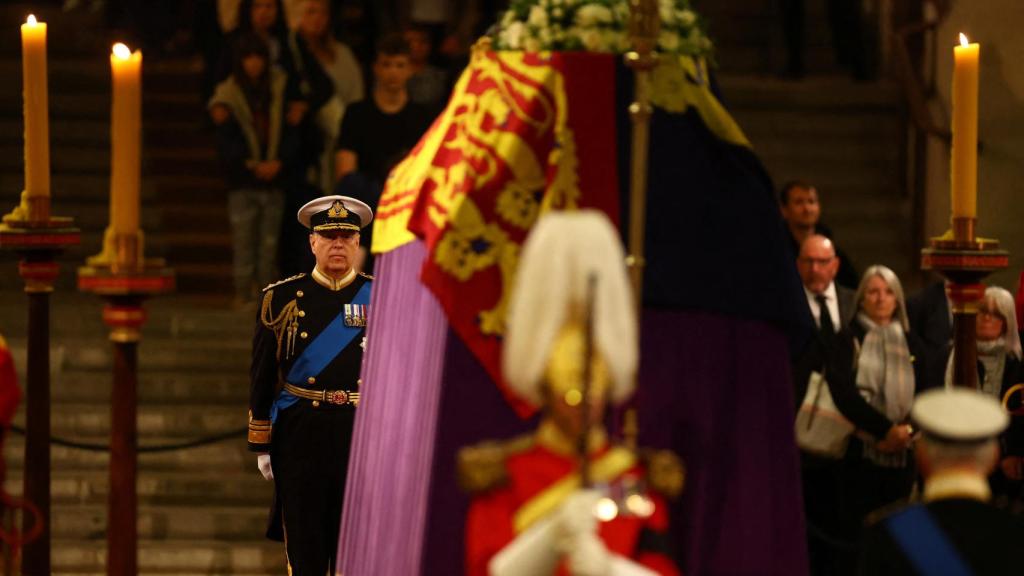 El príncipe Andrés velando el féretro de su madre en uno de los pocos momentos que ha vestido de uniforme.