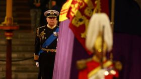 El príncipe Andrés velando el féretro de su madre en uno de los pocos momentos que ha vestido de uniforme.