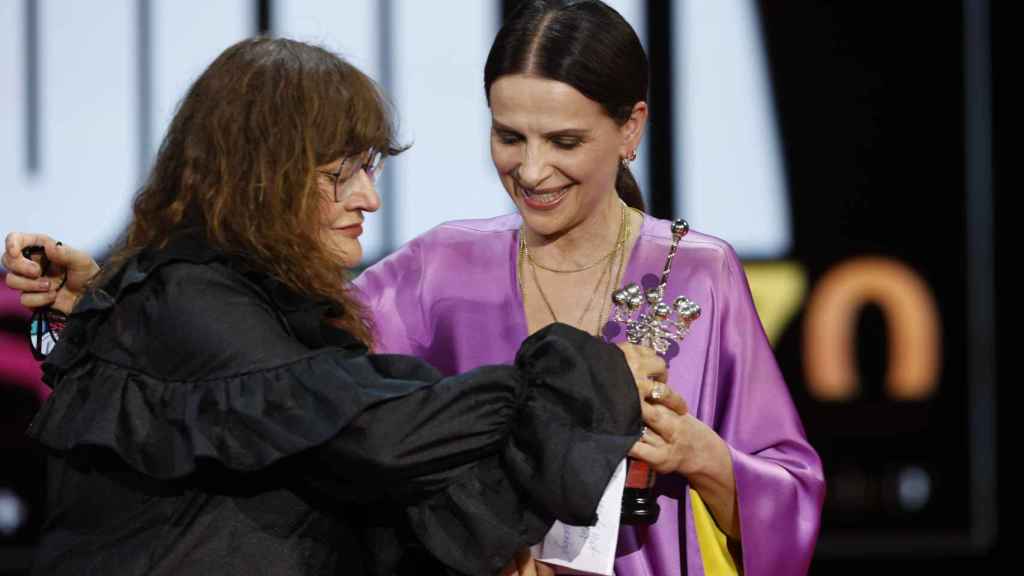 Isabel Coixet le entregó el premio Donostia a Juliette Binoche, su actriz en 'Nadie quiere la noche'.