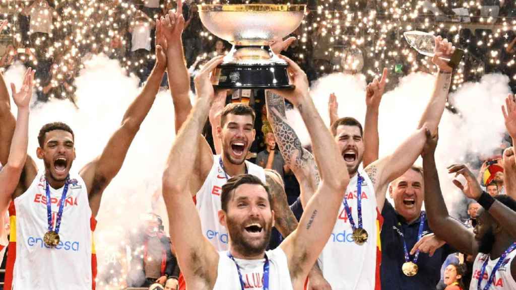 Rudy Fernández levanta el trofeo del Eurobasket 2022.