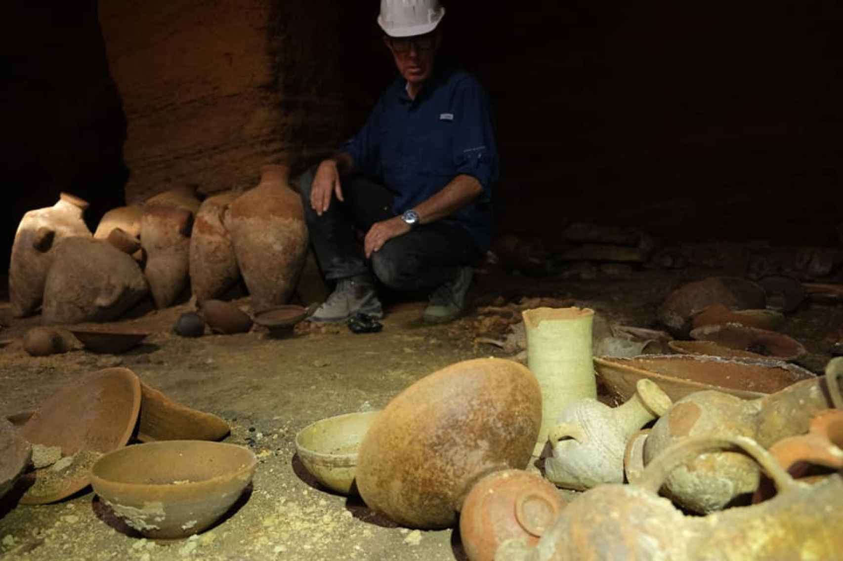 Uno de los arqueólogos inspecciona los materiales de la cueva.
