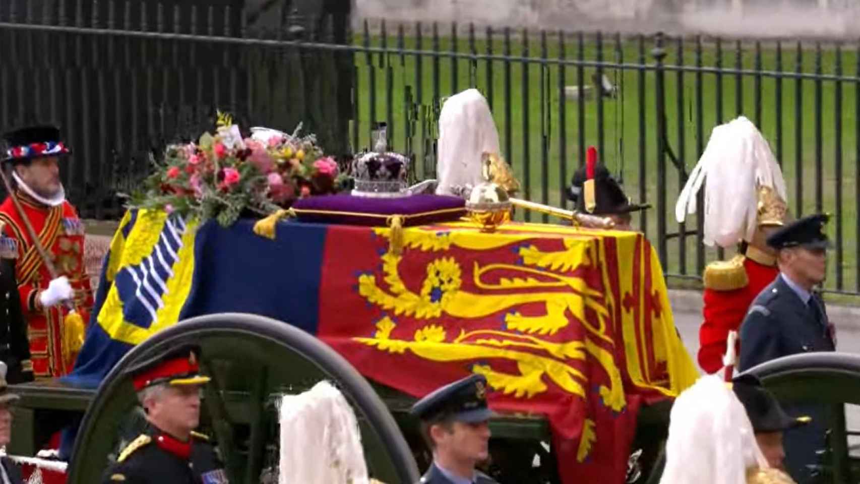 El cortejo fúnebre de Isabel II se dirige a la abadía de Westminster