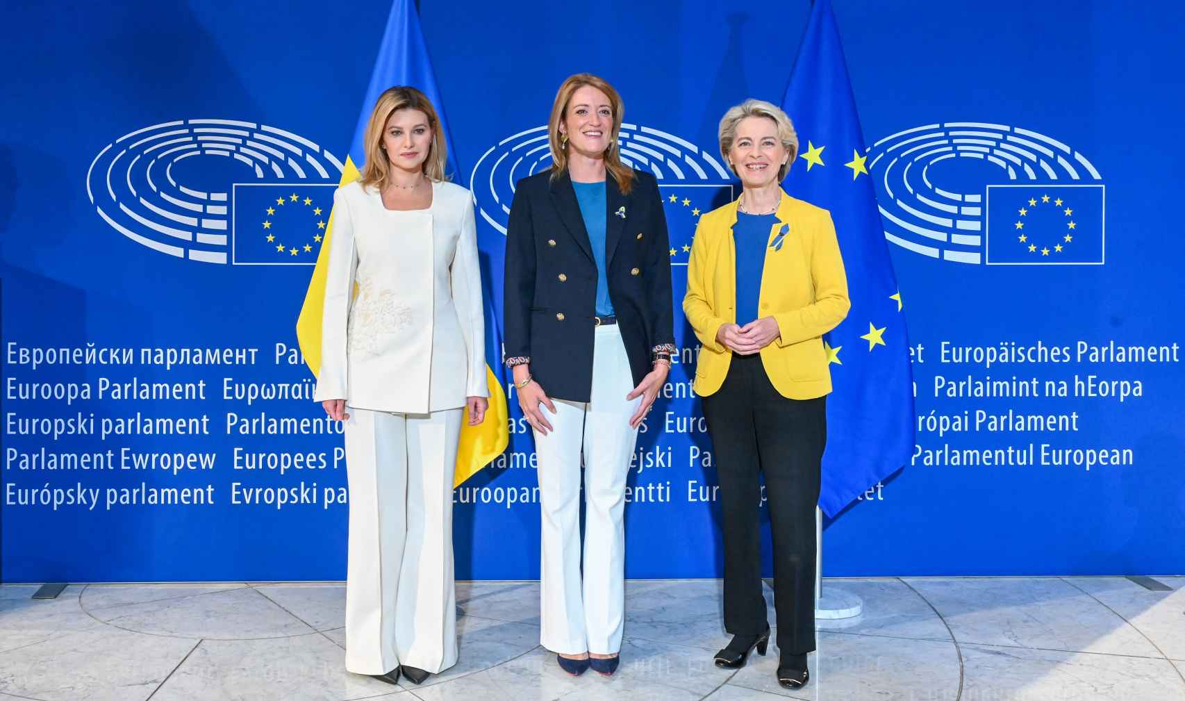 De izquierda a derecha, Olena Zelenska, primera dama de Ucrania e invitada al Debate, junto con Roberta Metsola, presidenta del Parlamento Europeo y Ursula von der Leyen, presidenta de la Comisión Europea.