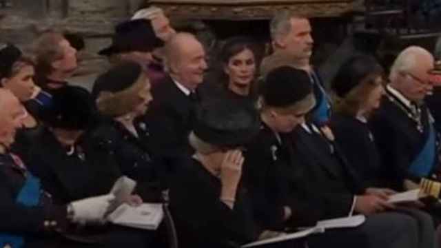 La reina Letizia durante el funeral de Estado de Isabel II mirando al rey Juan Carlos.