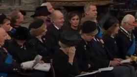 La reina Letizia durante el funeral de Estado de Isabel II mirando al rey Juan Carlos.