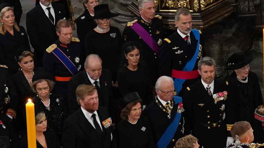 Los reyes de España, Felipe VI y Letizia, junto a los eméritos en el funeral de Estado.