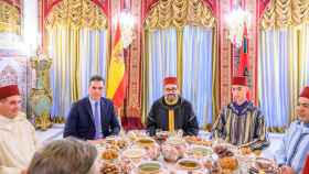 De izquierda a derecha: Pedro Sánchez, Mohamed VI, Moulay Hassan y Moulay Rachid en el Palacio Real de Rabat.