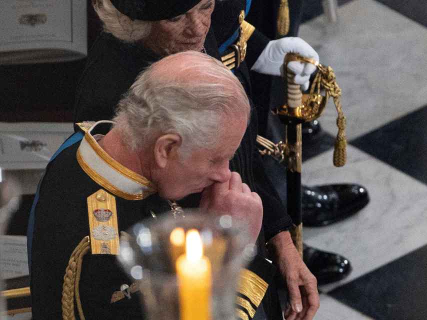 Carlos III llorando en el funeral de Isabel II.
