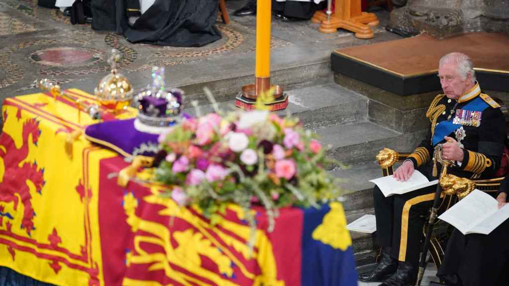 Carlos III, emocionado, mirando el féretro de su madre, Isabel II, este lunes 19 de septiembre en la abadía de Westminster.