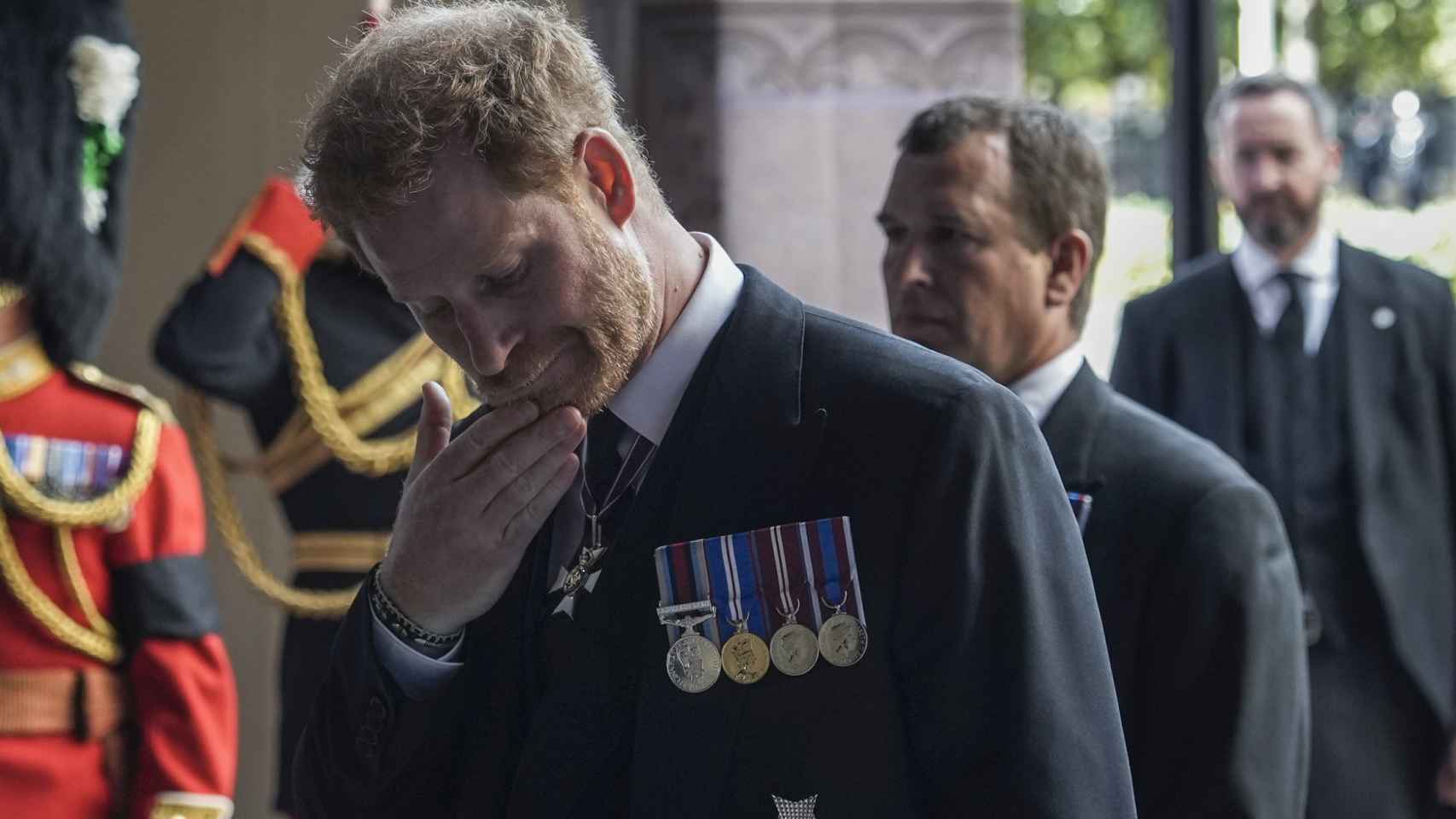 Harry de Inglaterra, un tanto cansado y reflexivo en el funeral de su abuela, Isabel II.