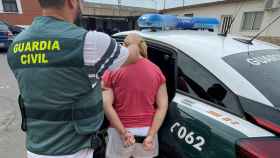 La Guardia Civil con una de las personas detenidas por tráfico de droga en Chelva.