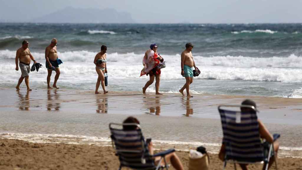 Varias personas pasean por playa de San Juan, el pasado fin de semana.