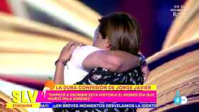 El emotivo abrazo entre lágrimas de Jorge Javier Vázquez y Adela González en 'Sálvame'