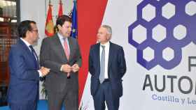 Alfonso Fernández Mañueco, presidente de la Junta; presenta el nuevo logo del sector junto a Ángel Rodríguez Lagunilla, presidente Iveco España (i), y Félix Cano, presidente de Facyl