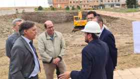 El alcalde de Salamanca, Carlos García Carbayo, visita el inicio de las obras en Pizarrales