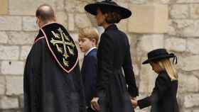 George y Charlotte junto a su madre, Kate Middleton, llegando a la Abadía de Westminster.