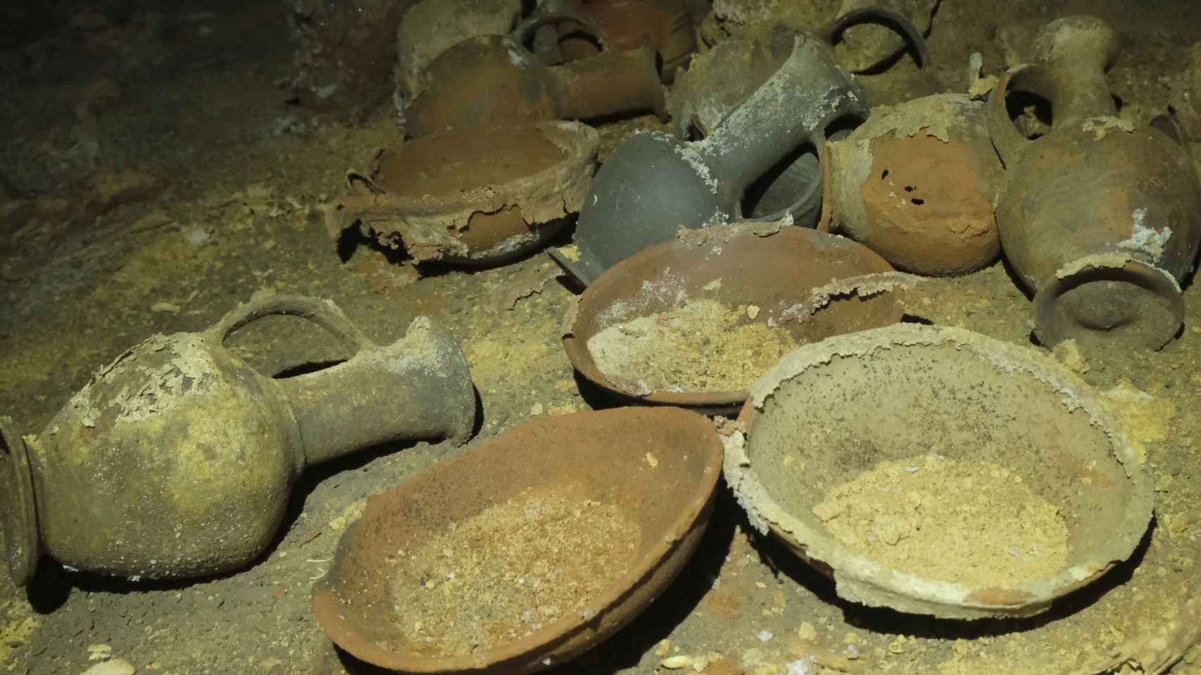 Varios de los recipientes hallados en la cueva de Israel. Foto: Efe/ AAI