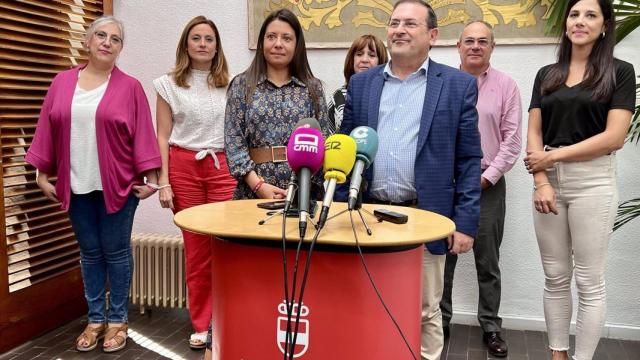 La consejera de Bienestar Social, Bárbara García Torijano, junto al alcalde de Puertollano, Adolfo Muñiz, y otras personas