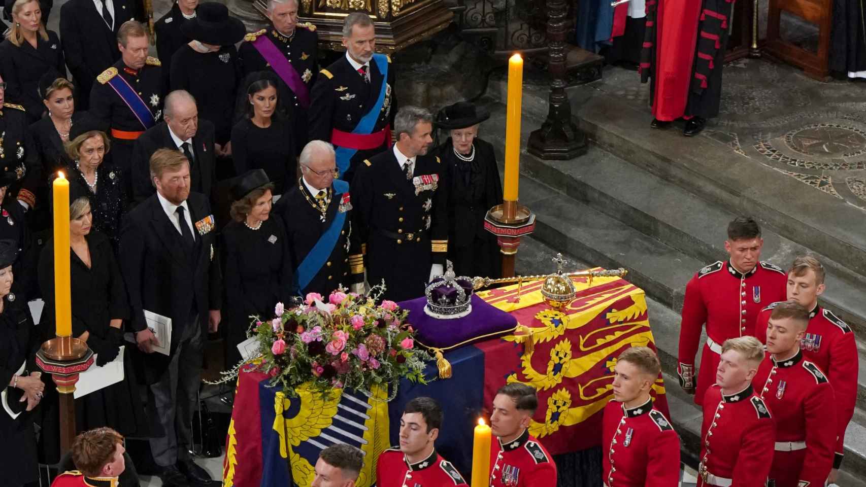 Los Reyes Eméritos, junto a Felipe VI y doña Letizia en el funeral de Isabel II.