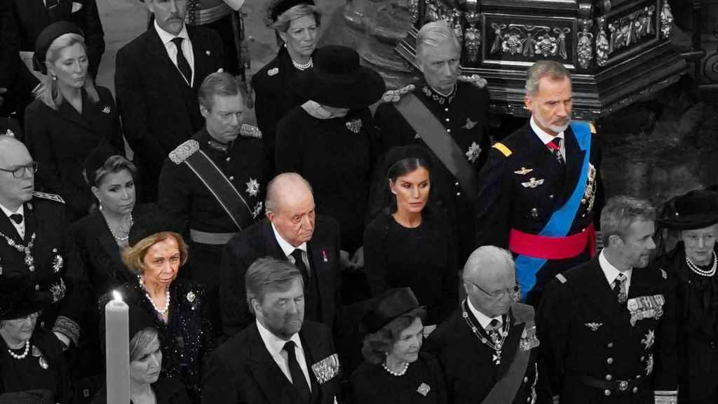 Los Reyes Eméritos, junto a Felipe VI y doña Letizia en el funeral de Isabel II.