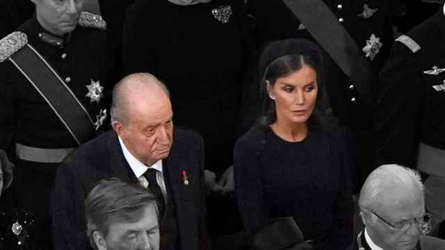 El Rey Emérito junto a doña Letizia en el funeral de Isabel II, este lunes en Westminster.