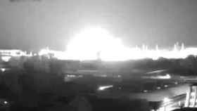 La vista desde una cámara de circuito cerrado de televisión muestra un momento de un ataque militar ruso en un complejo de la planta de energía nuclear de Pivdennoukrainsk en Yuzhnoukrainsk.