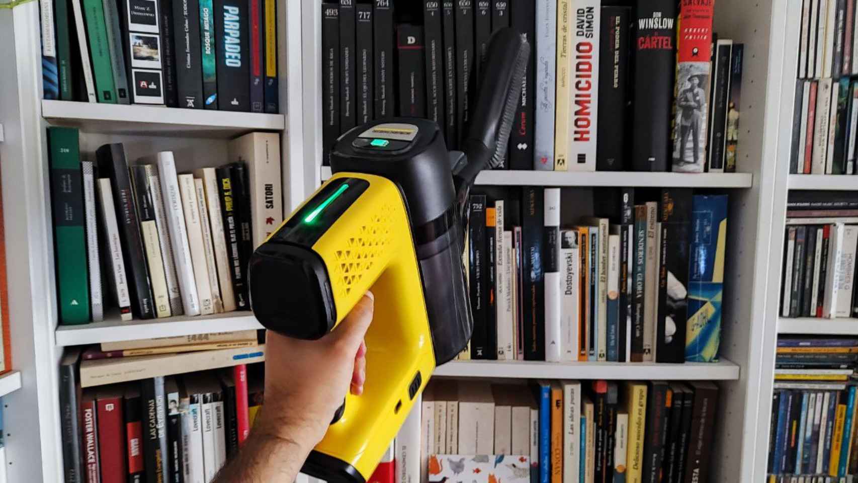 Uno de los accesorios de la Kärcher VC 7, ideal para quitar el polvo de los libros