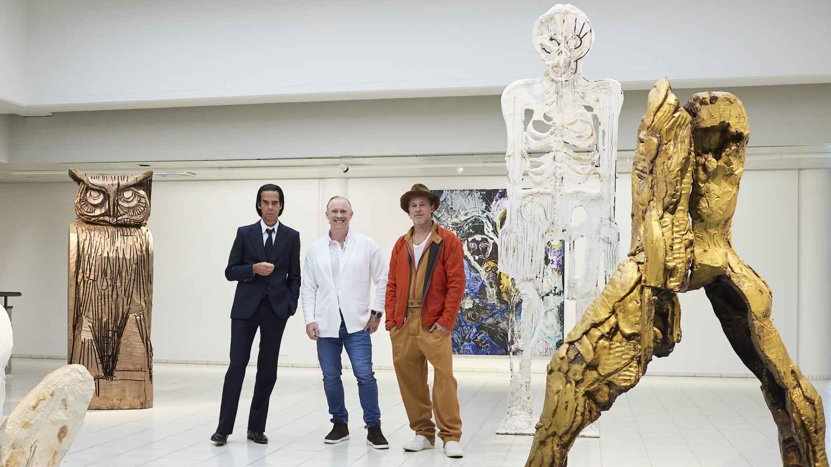 Nick Cave, Thomas Houseago y Brad Pitt en el Museo Sara Hilden en Tampere, Finlandia.