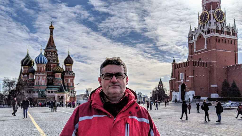 Marl Galeotti fotografiado en la Plaza Roja de Moscú. Foto cedida por Capitán Swing