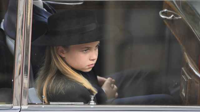 Charlotte, de siete años, en el funeral de la reina británica,