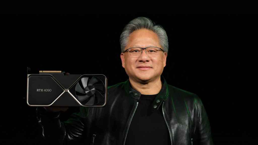 Jensen Huang, CEO de Nvidia, con la nueva 4090.