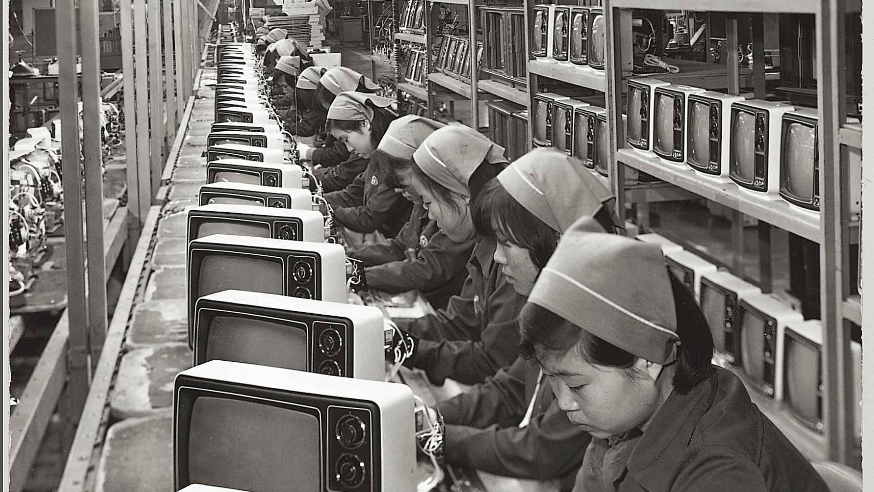 Cadena de producción de televisores Samsung en la década de 1970. Cortesía de Samsung Innovation Museum
