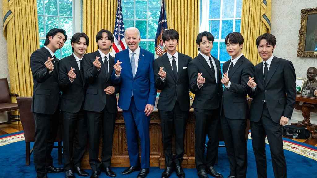 El presidente de EE. UU. Joe Biden junto al grupo de pop BTS en el despacho oval el 31 de mayo de 2022. Foto: La Casa Blanca/Adam Schultz